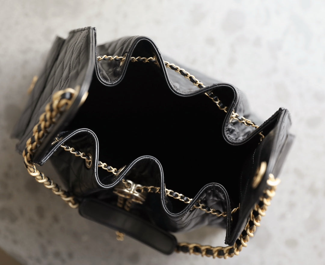 ◾️全新出貨🆕𝗖𝗵𝗮𝗻𝗲𝟭 𝟮𝟱𝗰早春嬉皮購物包大號黑色♥ 專櫃售價𝟧𝟣𝟣熱賣袋設計獨特，相當霸氣的風格絕對是酷颯大包的王者〰️ 超大容量輕鬆裝下日常所需❕ 逛街，旅行都是超高值好夥伴五金：厚鍍𝟤𝟦𝗄復古金皮料：獨家𝖠𝗇𝗍 𝟦𝟢*𝟥𝟢*𝟣𝟧 𝖼𝗆