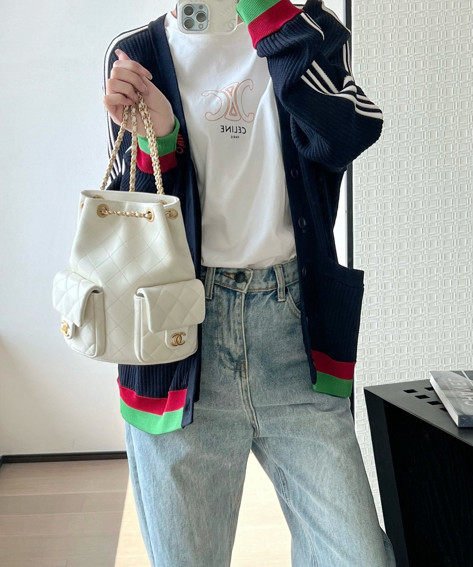 🆕𝗖𝗵𝗮𝗻𝗲𝟭 𝟮𝟱𝗖早春抽繩雙肩背包白色🤍 專櫃售價𝟦𝟨𝟤𝟢𝟢超級美包👒𝖢𝗁𝖺𝗇𝖾𝟣最新抽繩雙肩包經典的菱格紋搭配細膩的小羊皮質感。 外觀大氣簡潔能讓你瞬間提升好幾個檔次， 雙口袋的巧妙設計，讓時尚更上一層💫 背上它，絕對就是完美加分項入手不虧✔️五金：厚鍍𝟤𝟦𝗄復古金皮料：獨家𝖦𝖺𝗂𝖾𝗋𝖺真品小羊皮尺寸：𝟤𝟦.𝟥*𝟣𝟗*.
