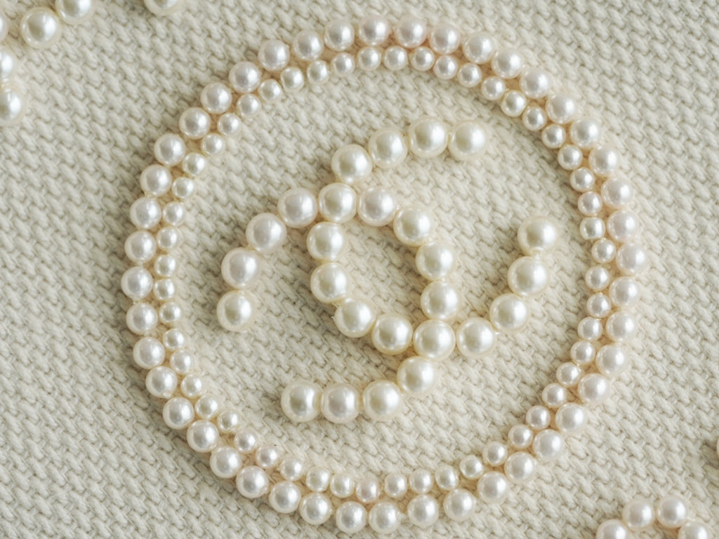 𝗖𝗛𝗔𝗡𝗘𝗟✦ 珍珠logo年度最美刺繡沙灘包米白心花怒放｜你的包包會開花嗎？ 當珍珠元素賦予在帆布面上，你是不是更感受到了盎然的季節活力，超大容量&逛街.旅遊.出差的好幫手帶上充沛的活力好心情，一起開啟元氣假日吧☁️☁ ️ 尺寸：30*39*22cm