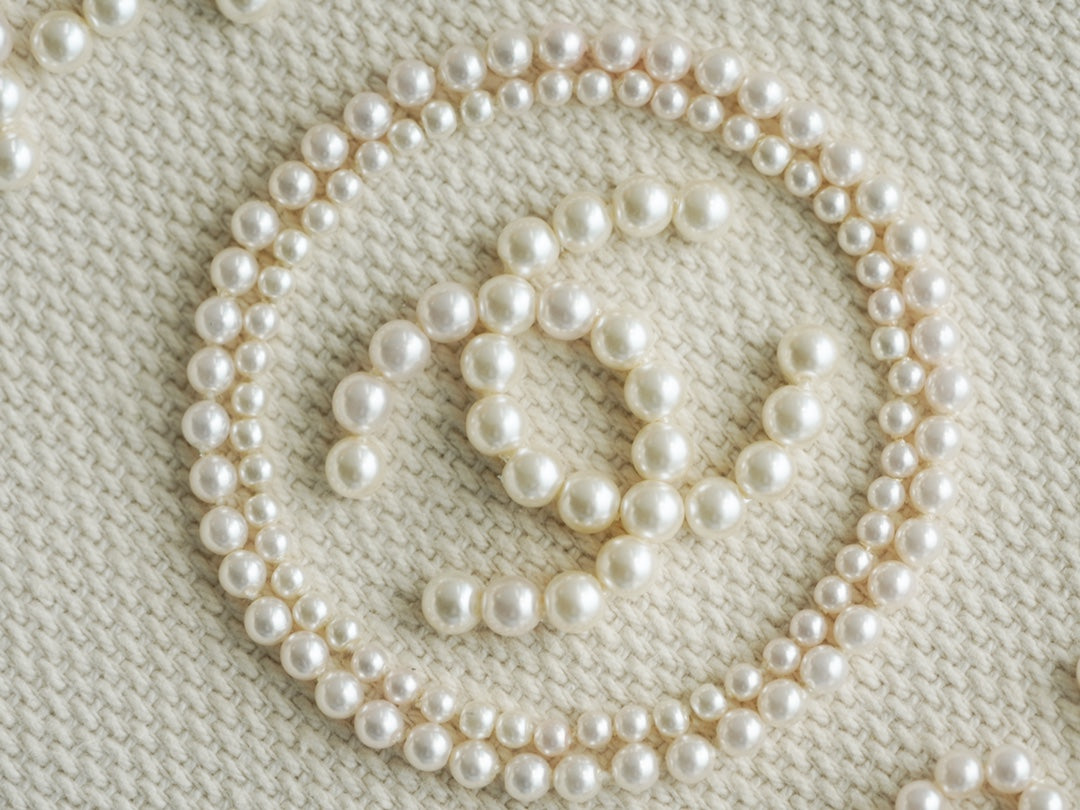 𝗖𝗛𝗔𝗡𝗘𝗟✦ 珍珠logo年度最美刺繡沙灘包米白心花怒放｜你的包包會開花嗎？ 當珍珠元素賦予在帆布面上，你是不是更感受到了盎然的季節活力，超大容量&逛街.旅遊.出差的好幫手帶上充沛的活力好心情，一起開啟元氣假日吧☁️☁ ️ 尺寸：30*39*22cm