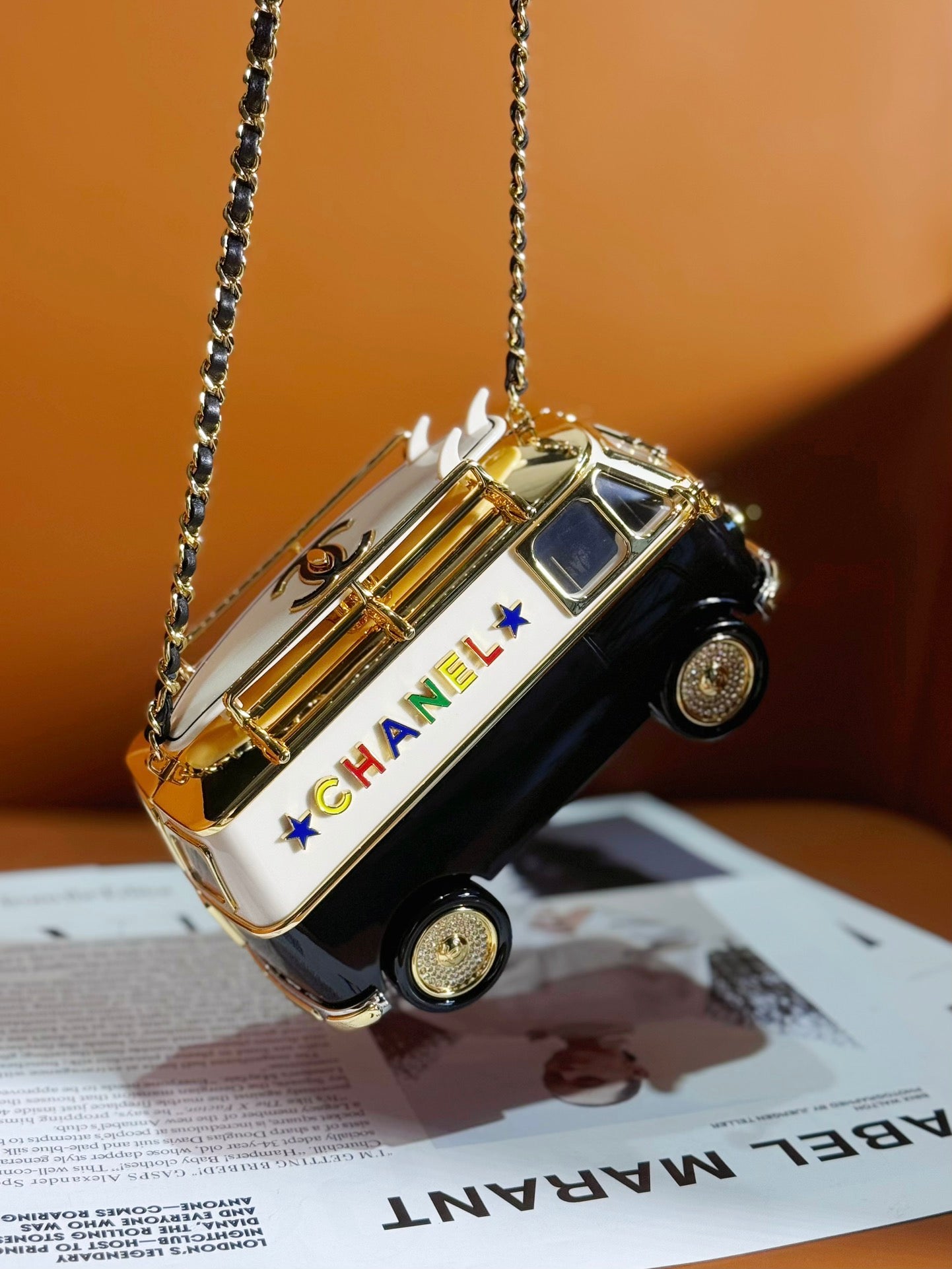 𝐂𝐡𝐚𝐧𝐞𝐥 24春夏小巴士🚐 尺寸：9.4x16x8.7（cm） 全套包裝香奈兒洛杉磯秀場限量巴士車小汽車2023-2024洛杉磯秀場限量巴士款號：AS4590