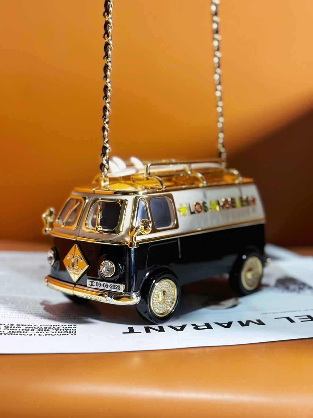 𝐂𝐡𝐚𝐧𝐞𝐥 24春夏小巴士🚐 尺寸：9.4x16x8.7（cm） 全套包裝香奈兒洛杉磯秀場限量巴士車小汽車2023-2024洛杉磯秀場限量巴士款號：AS4590