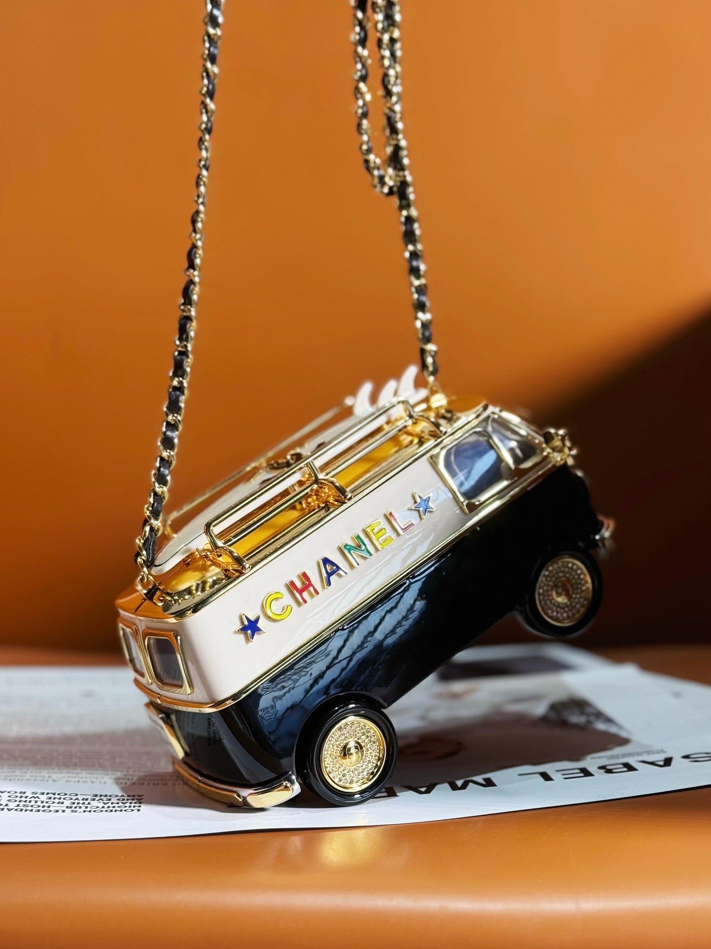 𝐂𝐡𝐚𝐧𝐞𝐥 24春夏小巴士🚐 尺寸：9.4x16x8.7（cm） 全套包裝香奈兒洛杉磯秀場限量巴士車小汽車2023-2024洛杉磯秀場限量巴士款號：AS4590