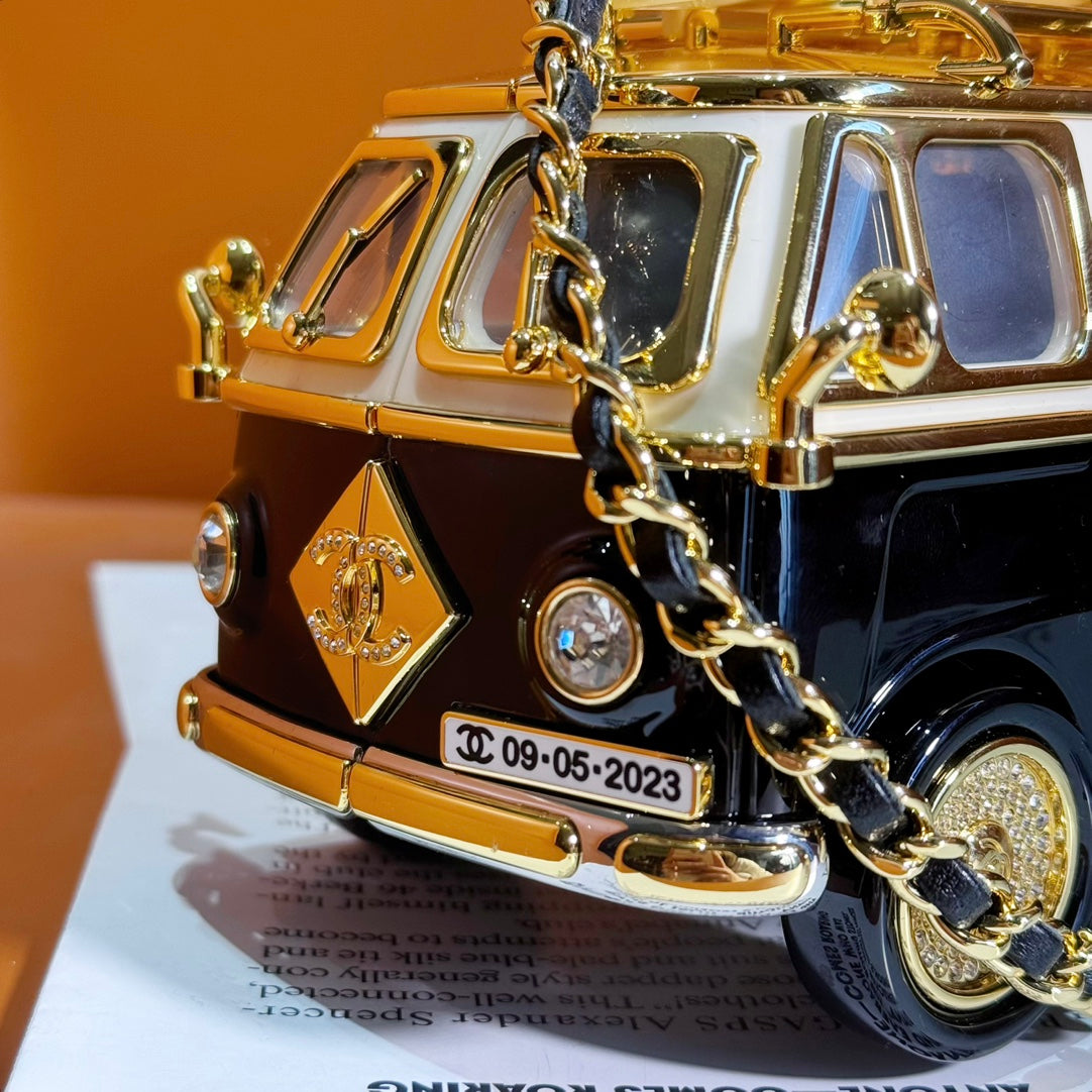 𝐂𝐡𝐚𝐧𝐞𝐥 24春夏小巴士🚐 尺寸：9.4x16x8.7（cm） 全套包裝香奈兒洛杉磯秀場限量巴士車小汽車2023-2024洛杉磯秀場限量巴士款號：AS4590