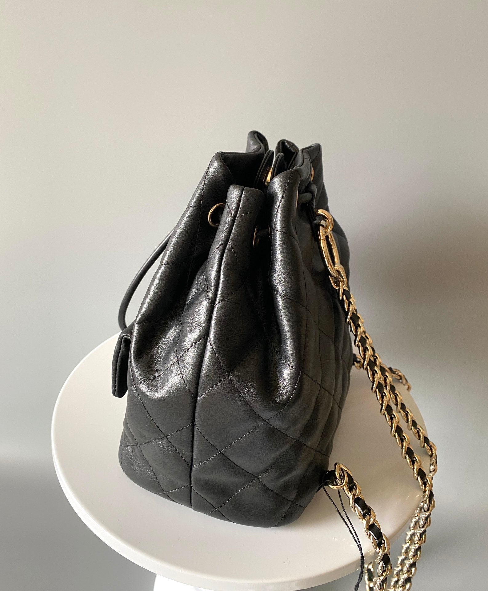 👸𝟮𝟯B雙肩包別再只知道duma backpack啦，這款23b小可愛以經典的書包扣作為開合設計，前方用皮穿鏈穿著一隻小子包，設計層級感分明。取拿物也非常方便，有種麻雀雖小，五臟俱全的感覺！ 專櫃售𝗋𝗆𝖻購入開發〰️ 五金：厚鍍24K淺金皮料：小牛皮尺寸：22*21*13cm