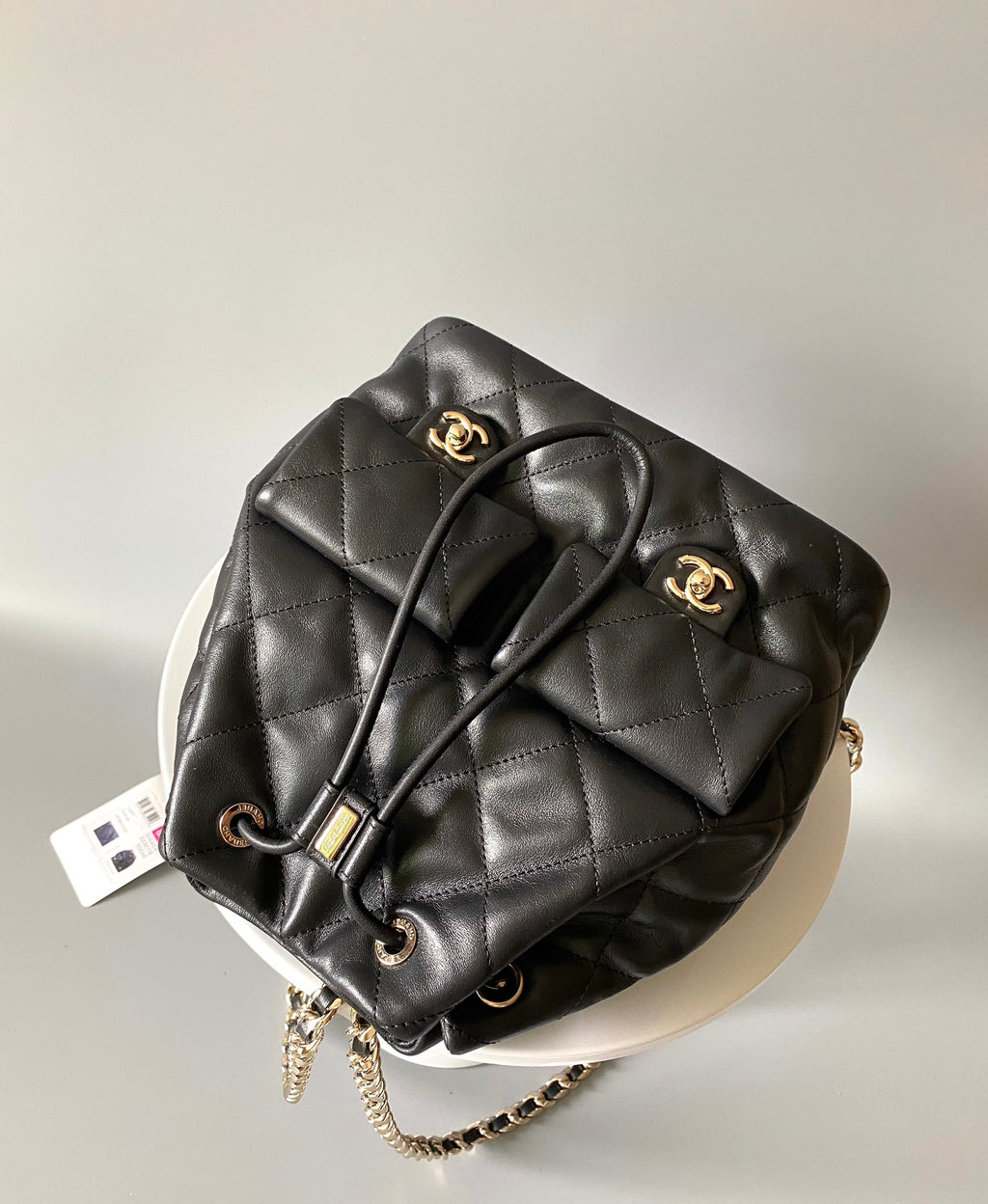 👸𝟮𝟯B雙肩包別再只知道duma backpack啦，這款23b小可愛以經典的書包扣作為開合設計，前方用皮穿鏈穿著一隻小子包，設計層級感分明。取拿物也非常方便，有種麻雀雖小，五臟俱全的感覺！ 專櫃售𝗋𝗆𝖻購入開發〰️ 五金：厚鍍24K淺金皮料：小牛皮尺寸：22*21*13cm