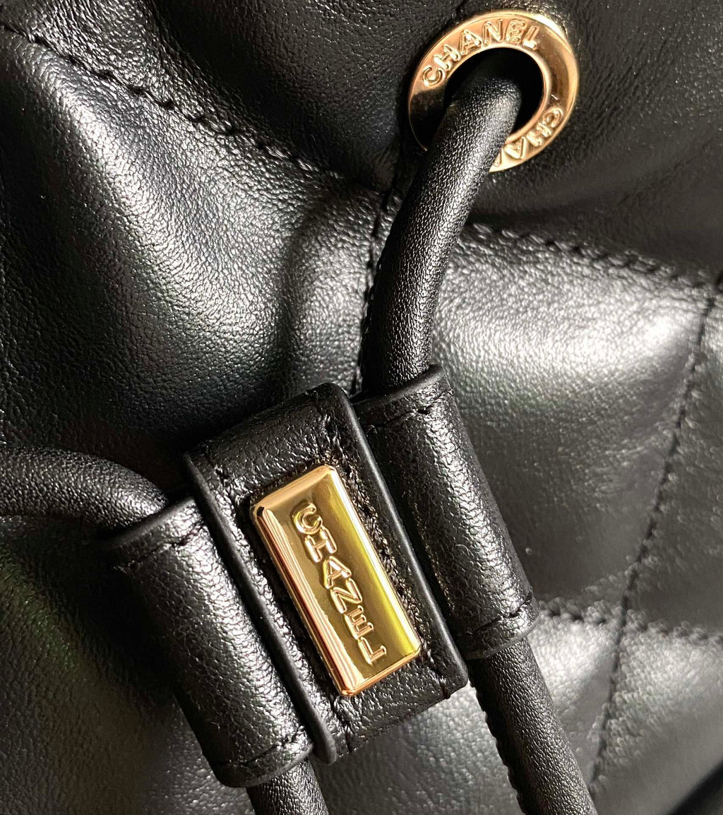 👸𝟮𝟯B雙肩包別再只知道duma backpack啦，這款23b小可愛以經典的書包扣作為開合設計，前方用皮穿鏈穿著一隻小子包，設計層級感分明。取拿物也非常方便，有種麻雀雖小，五臟俱全的感覺！ 專櫃售𝗋𝗆𝖻購入開發〰️ 五金：厚鍍24K淺金皮料：小牛皮尺寸：22*21*13cm