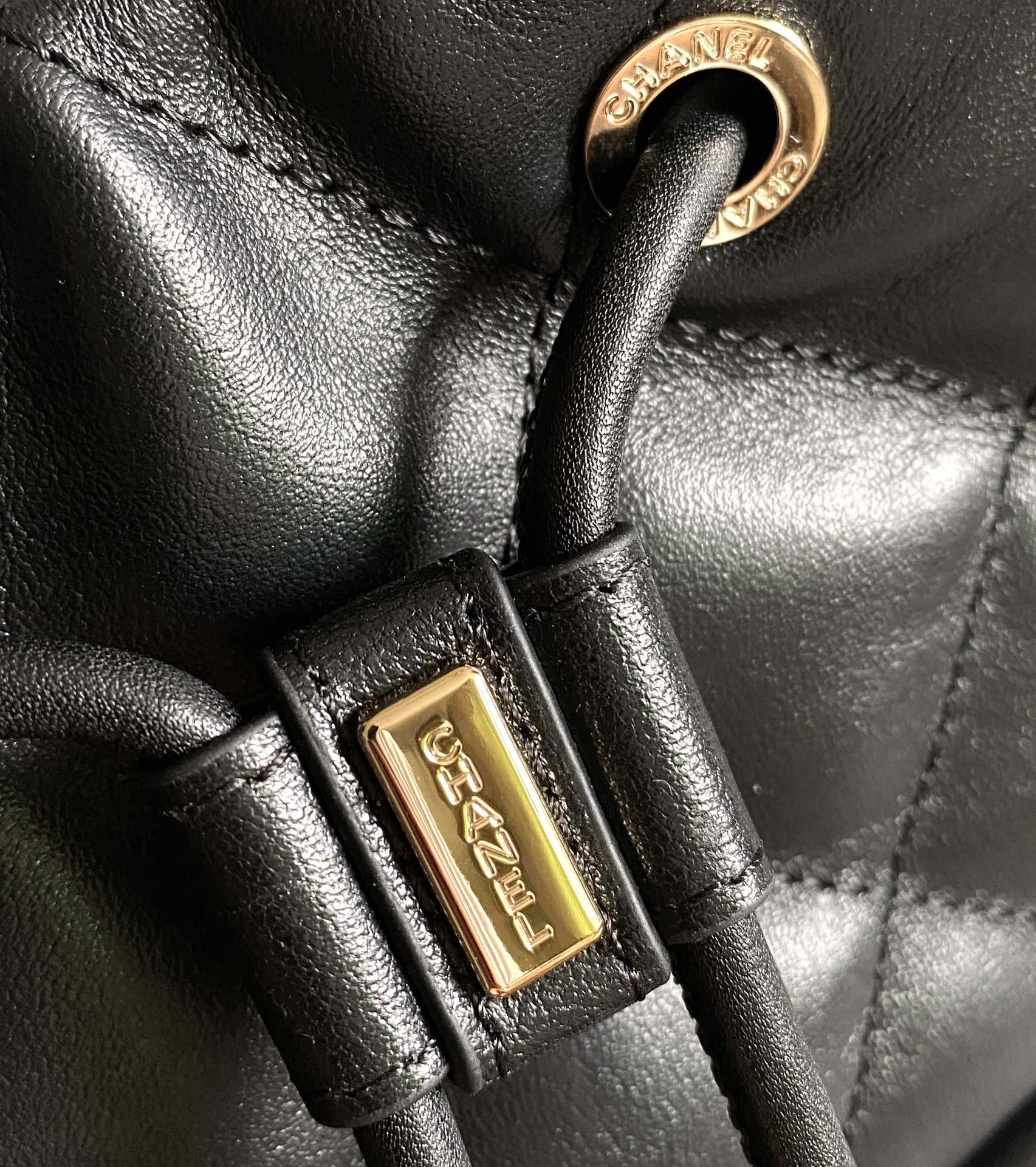 👸𝟮𝟯B雙肩包別再只知道duma backpack啦，這款23b小可愛以經典的書包扣作為開合設計，前方用皮穿鏈穿著一隻小子包，設計層級感分明。取拿物也非常方便，有種麻雀雖小，五臟俱全的感覺！ 專櫃售𝗋𝗆𝖻購入開發〰️ 五金：厚鍍24K淺金皮料：小牛皮尺寸：22*21*13cm