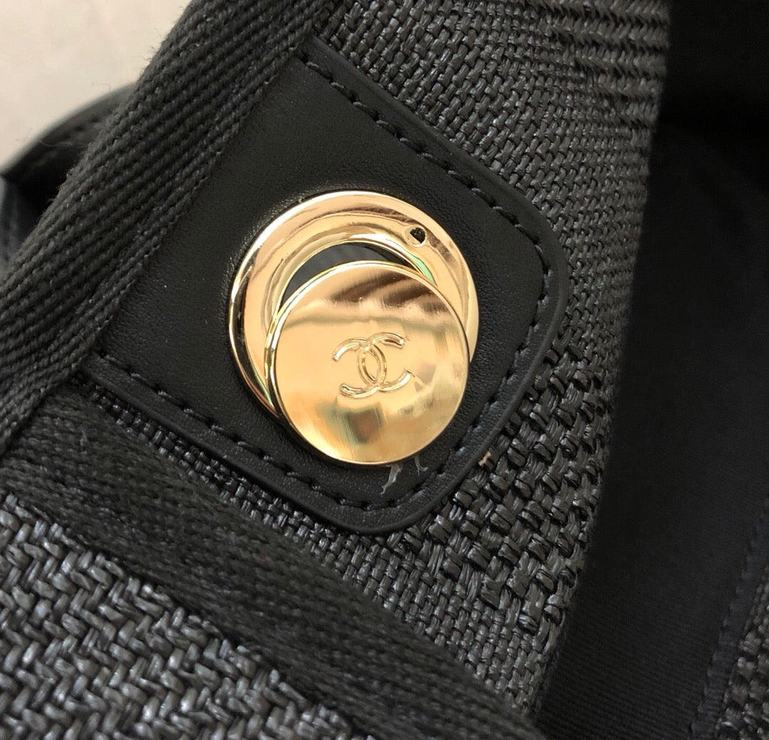 現貨2020春夏新色來襲！沙灘包採用帆布材質製成，簡約休閒的設計深受歡迎、而且容量夠大又輕便時髦適合日常使用更適合出差旅行時輕輕休閒的搭配，實用性極高！