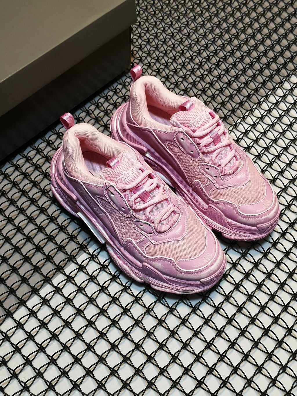 Good純原版本Balenciaga Triple S 原底八層組合巴黎世家老爹鞋原底八層組合原檔電繡同步公司字體對位不連線TPU原模亮底透氣孔厚度均勻原工藝水洗做舊效果完美公司玩家藝術家歡迎細節鑑賞！ ！ 碼數：35 36 37 38 39 40 41 42