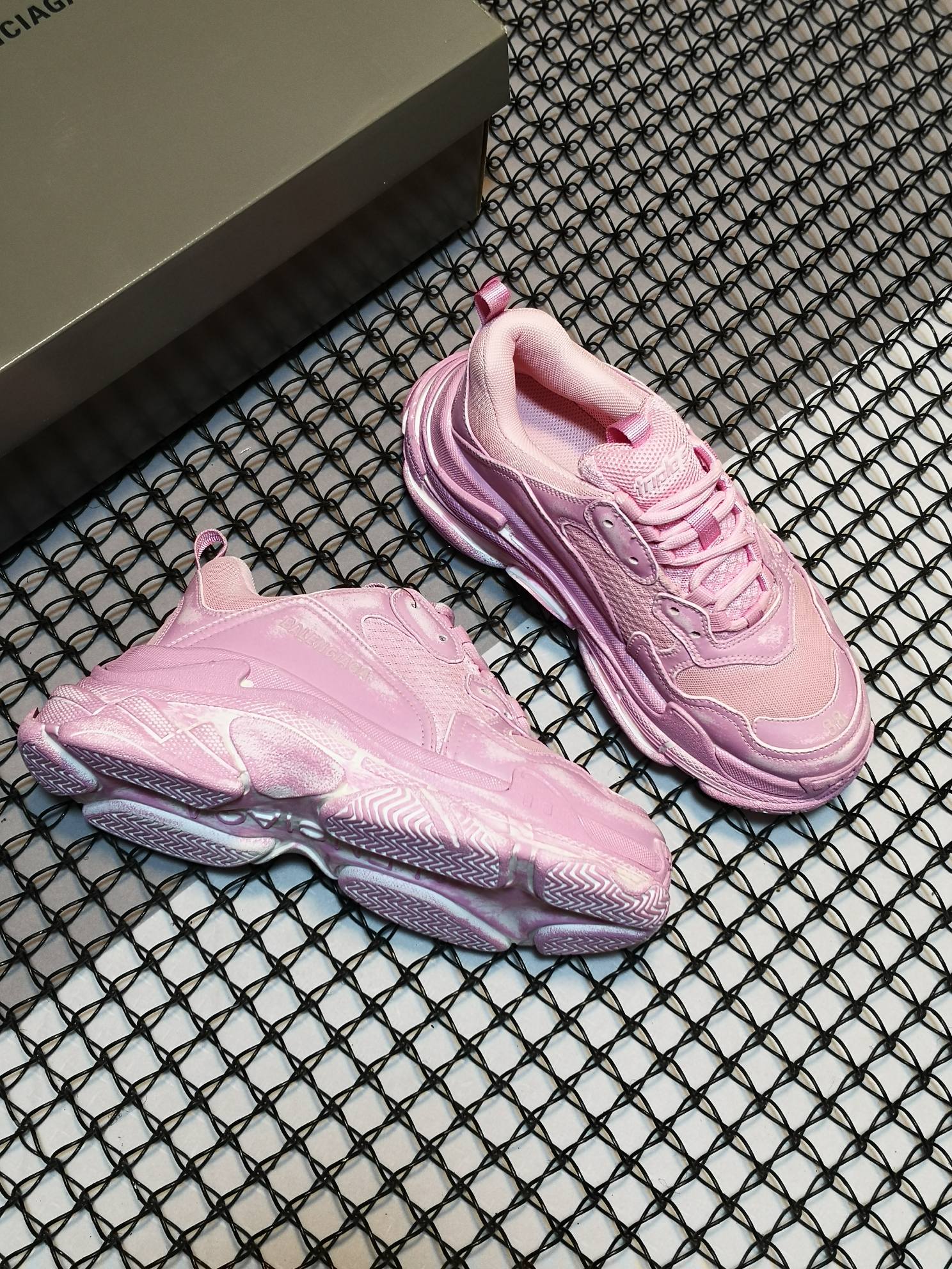 Good純原版本Balenciaga Triple S 原底八層組合巴黎世家老爹鞋原底八層組合原檔電繡同步公司字體對位不連線TPU原模亮底透氣孔厚度均勻原工藝水洗做舊效果完美公司玩家藝術家歡迎細節鑑賞！ ！ 碼數：35 36 37 38 39 40 41 42