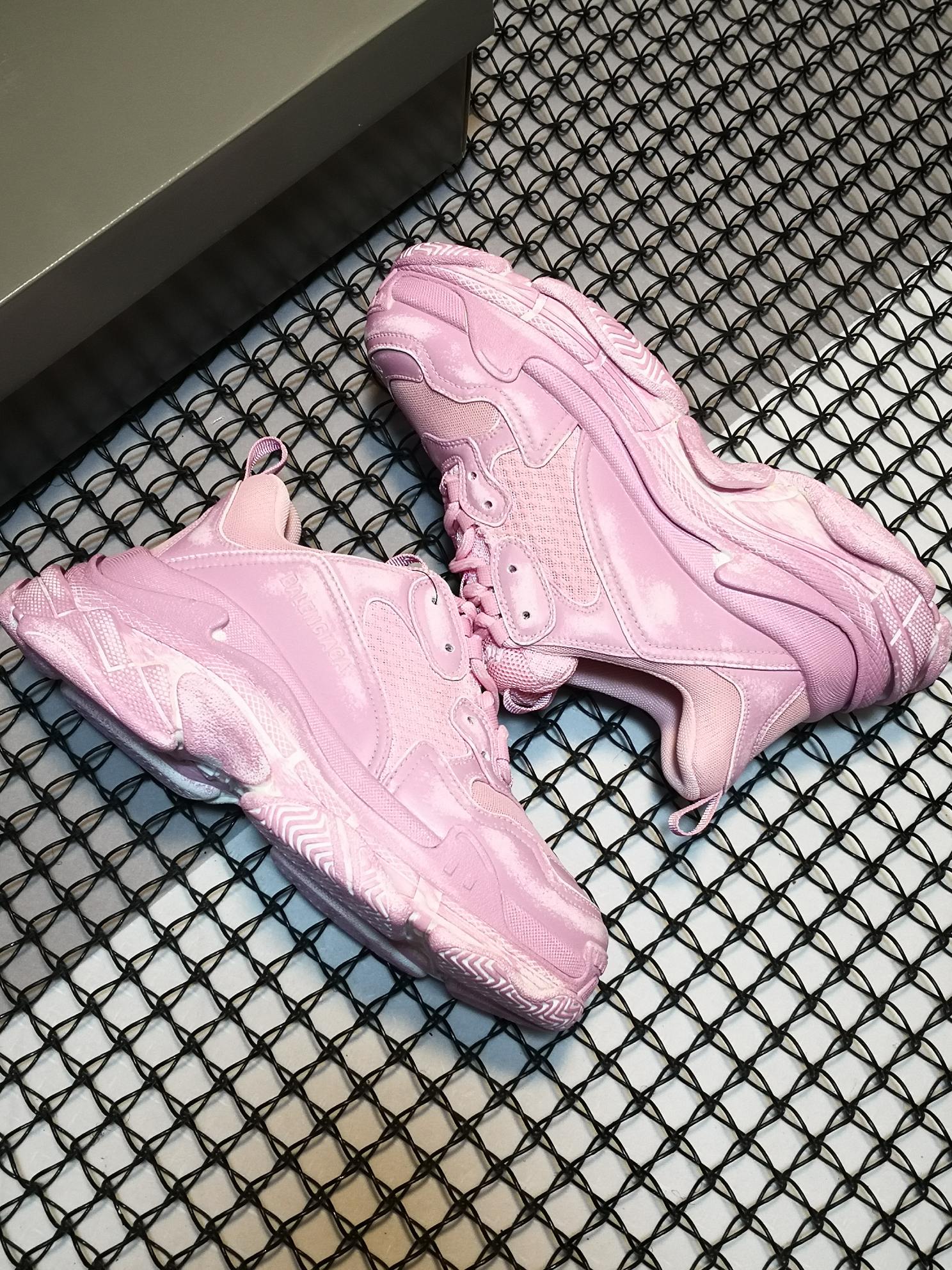 Good純原版本Balenciaga Triple S 原底八層組合巴黎世家老爹鞋原底八層組合原檔電繡同步公司字體對位不連線TPU原模亮底透氣孔厚度均勻原工藝水洗做舊效果完美公司玩家藝術家歡迎細節鑑賞！ ！ 碼數：35 36 37 38 39 40 41 42