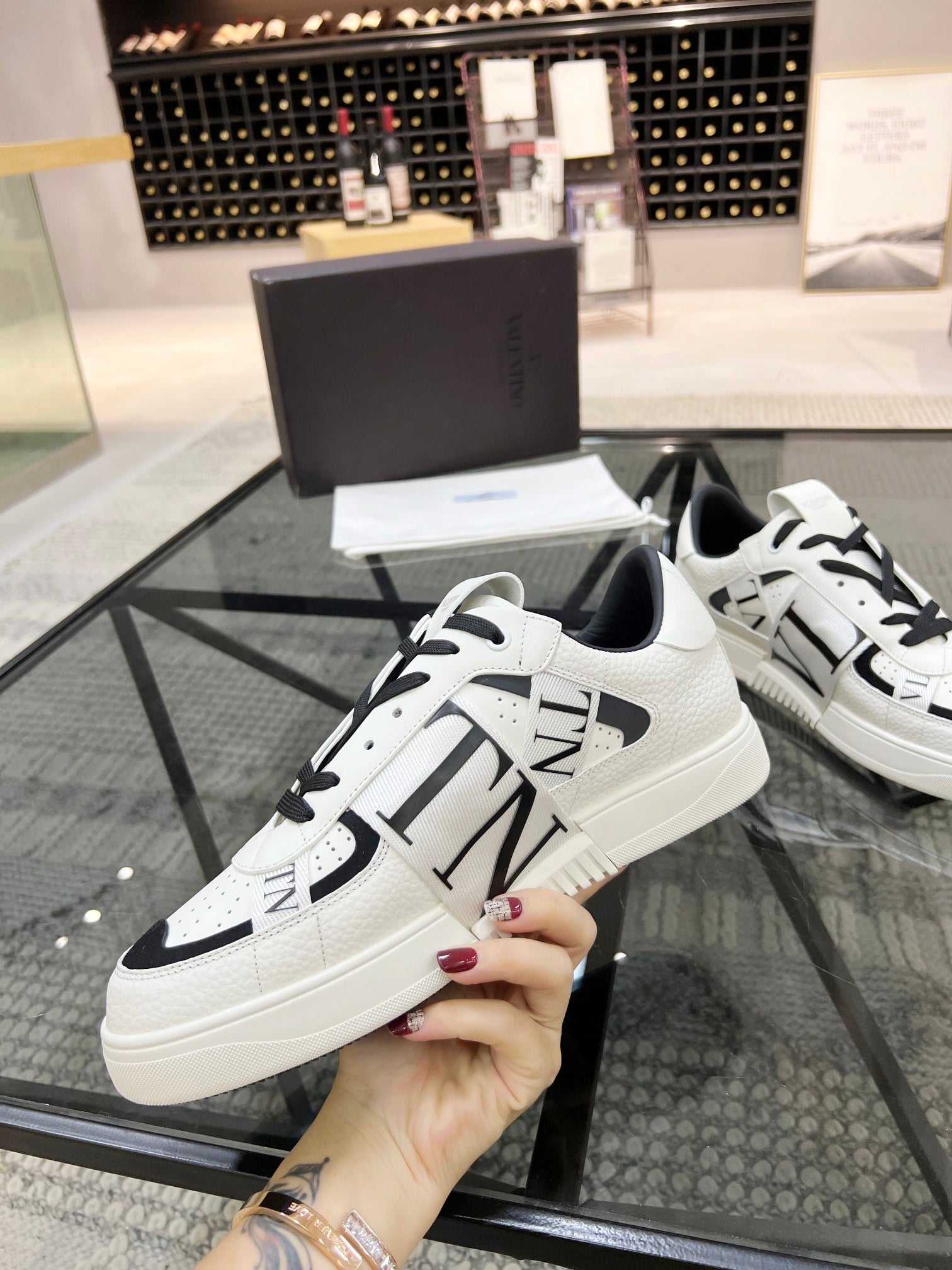 H 🔍頂級代購🇮🇹華炸街男神運動鞋新品，經反覆試驗終打造出完美版本，經典的華倫家高超拼接工藝技術瞬間成為高富帥，意大利進口原版牛皮搭配透氣網布面料，柔軟舒適牛皮內裡鞋底：原廠特供原版底超級舒適，原廠跟單貨🔍🔍高