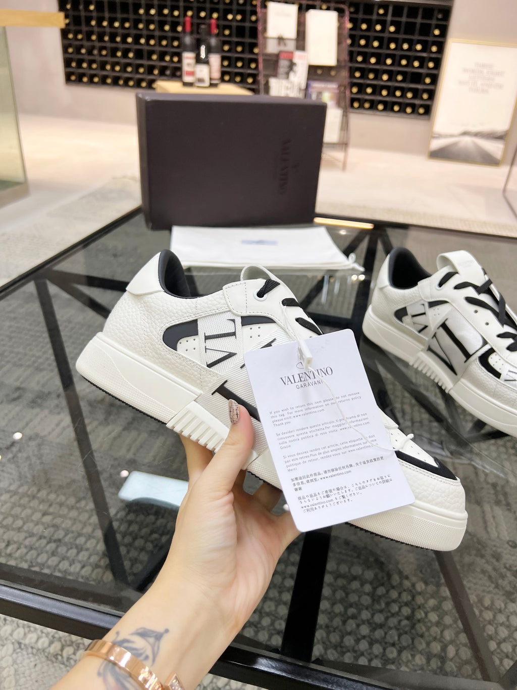 H 🔍頂級代購🇮🇹華炸街男神運動鞋新品，經反覆試驗終打造出完美版本，經典的華倫家高超拼接工藝技術瞬間成為高富帥，意大利進口原版牛皮搭配透氣網布面料，柔軟舒適牛皮內裡鞋底：原廠特供原版底超級舒適，原廠跟單貨🔍🔍高