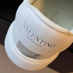 代購版華倫天奴Valentino 運動鞋、板鞋， 配件、logo、皮料全原版開模訂製！超完美細節，且自備高級感，到手只有一個感覺，值了！ 非常高級又顯瘦的一款小白鞋！ 碼數：35-44