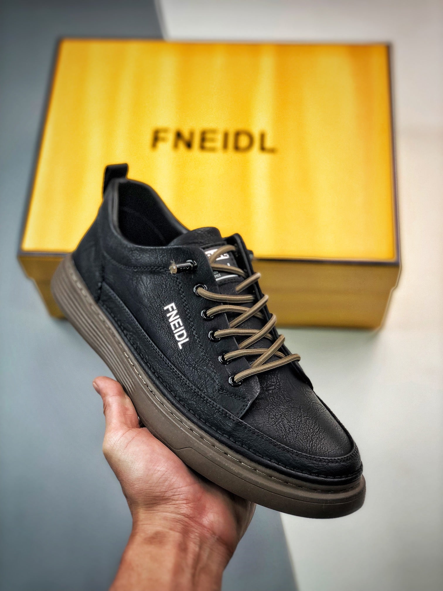 Fendi 芬迪潮流時尚低筒休閒板鞋系列23ss春夏新渠道原裝訂單#廣東品質原廠全套專櫃包裝物及配件#義大利進口超軟舒適透氣布料同源出廠真絲防塵鞋套袋原廠全套專櫃包裝物及配件#義大利進口超軟舒適透氣布料同源出廠真絲防塵鞋套袋原廠雪梨型超軟沙絨紙團鞋底使用超軟橡膠大底內外鎖膠死 4343 永不開式(皮鞋碼）
