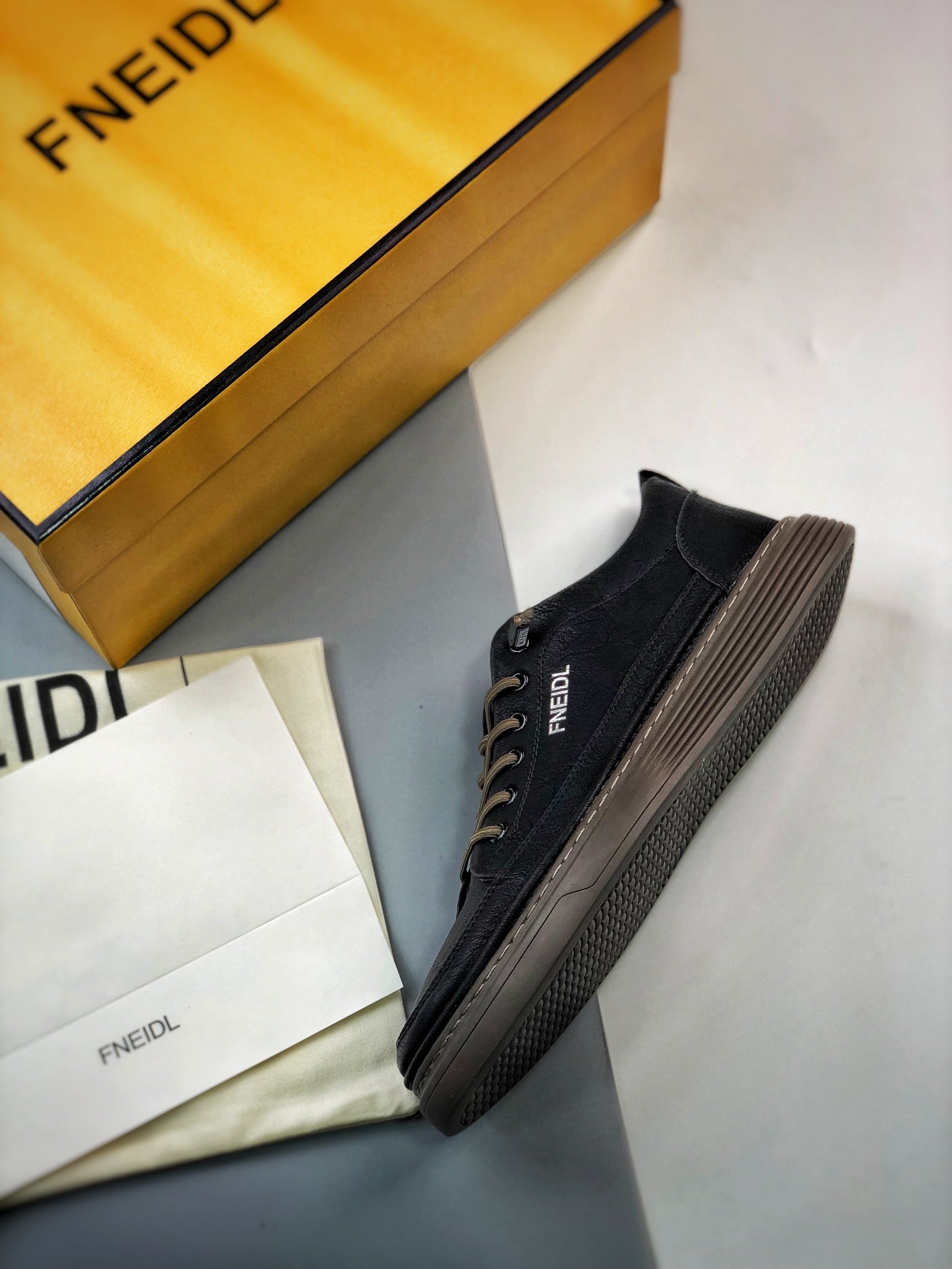Fendi 芬迪潮流時尚低筒休閒板鞋系列23ss春夏新渠道原裝訂單#廣東品質原廠全套專櫃包裝物及配件#義大利進口超軟舒適透氣布料同源出廠真絲防塵鞋套袋原廠全套專櫃包裝物及配件#義大利進口超軟舒適透氣布料同源出廠真絲防塵鞋套袋原廠雪梨型超軟沙絨紙團鞋底使用超軟橡膠大底內外鎖膠死 4343 永不開式(皮鞋碼）
