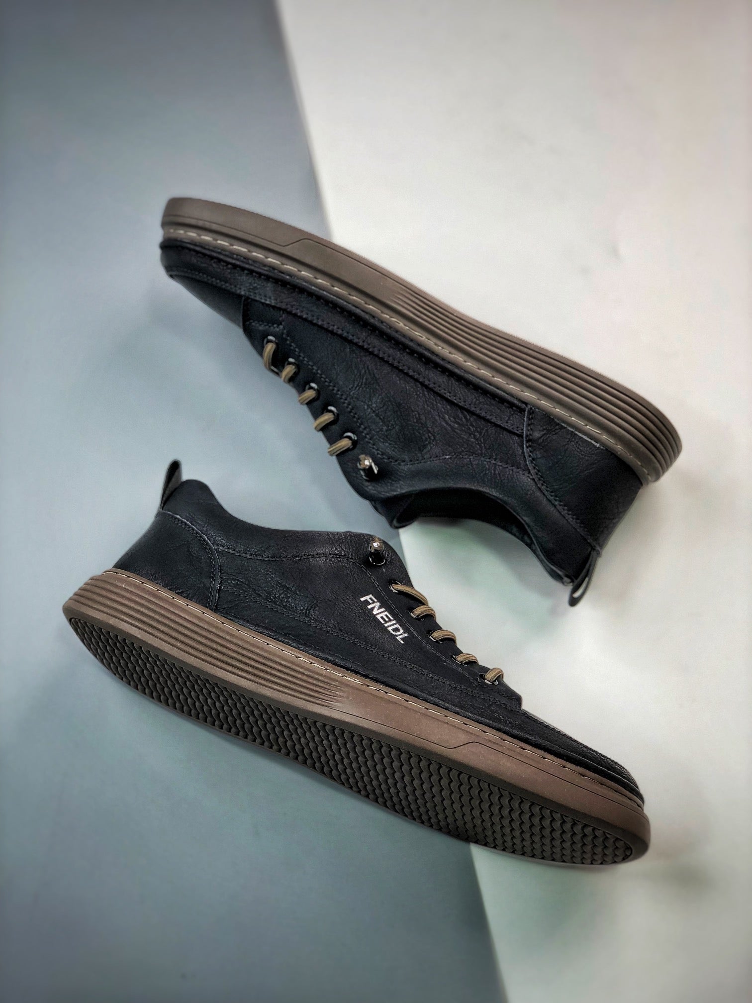 Fendi 芬迪潮流時尚低筒休閒板鞋系列23ss春夏新渠道原裝訂單#廣東品質原廠全套專櫃包裝物及配件#義大利進口超軟舒適透氣布料同源出廠真絲防塵鞋套袋原廠全套專櫃包裝物及配件#義大利進口超軟舒適透氣布料同源出廠真絲防塵鞋套袋原廠雪梨型超軟沙絨紙團鞋底使用超軟橡膠大底內外鎖膠死 4343 永不開式(皮鞋碼）