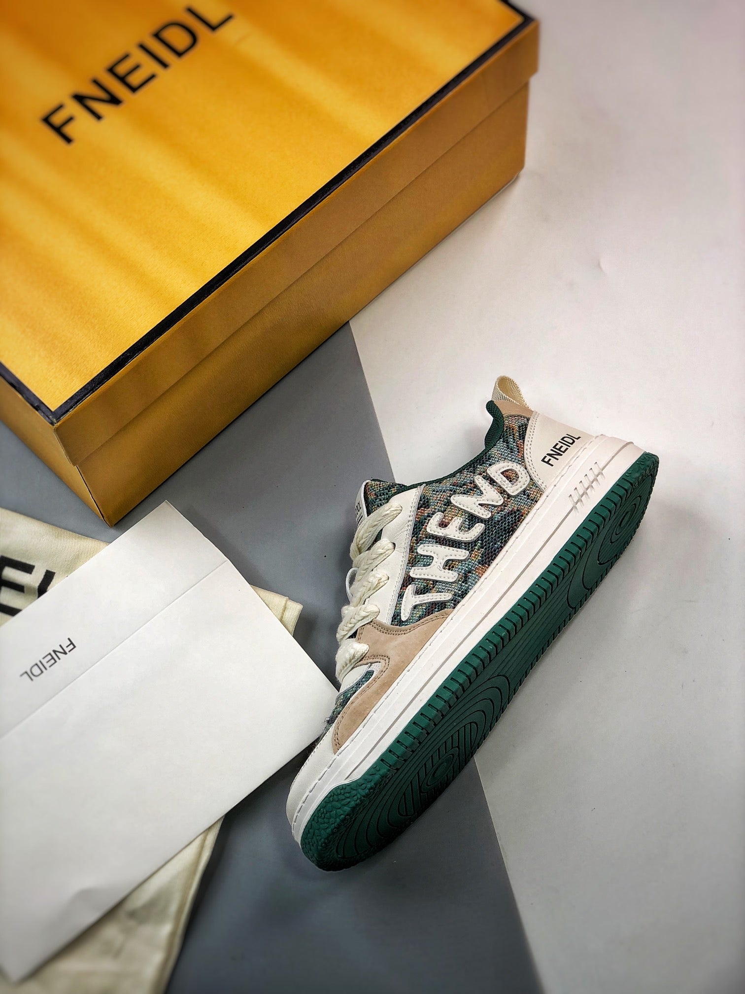 Fendi 芬迪潮流時尚低筒休閒板鞋系列23ss春季新款通路原廠訂單全新工藝升級#廣東品質原廠明星同款全套專櫃包裝物及配件釆用精選舒適面料鞋面走線工整清晰質感高端時尚簡約大氣防滑舒適鞋底採用固特異內外鎖死工藝原版大底輕盈耐磨！純手工製作，細節決定品質！ Size：39 40 41 42 43 44（運動碼）