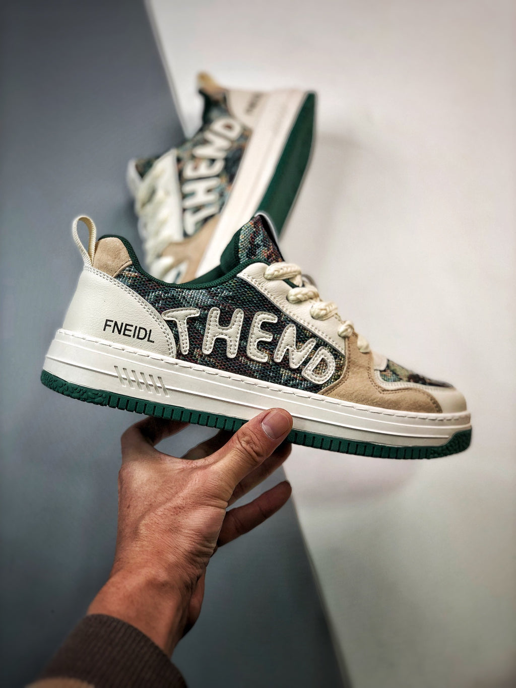 Fendi 芬迪潮流時尚低筒休閒板鞋系列23ss春季新款通路原廠訂單全新工藝升級#廣東品質原廠明星同款全套專櫃包裝物及配件釆用精選舒適面料鞋面走線工整清晰質感高端時尚簡約大氣防滑舒適鞋底採用固特異內外鎖死工藝原版大底輕盈耐磨！純手工製作，細節決定品質！ Size：39 40 41 42 43 44（運動碼）