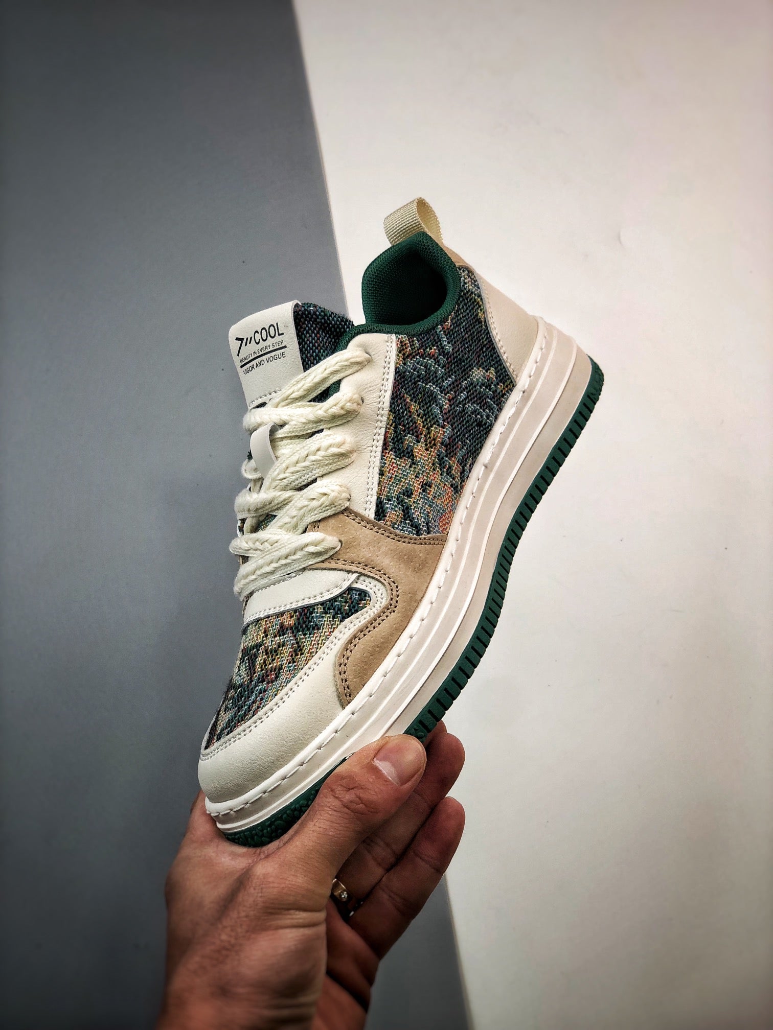 Fendi 芬迪潮流時尚低筒休閒板鞋系列23ss春季新款通路原廠訂單全新工藝升級#廣東品質原廠明星同款全套專櫃包裝物及配件釆用精選舒適面料鞋面走線工整清晰質感高端時尚簡約大氣防滑舒適鞋底採用固特異內外鎖死工藝原版大底輕盈耐磨！純手工製作，細節決定品質！ Size：39 40 41 42 43 44（運動碼）