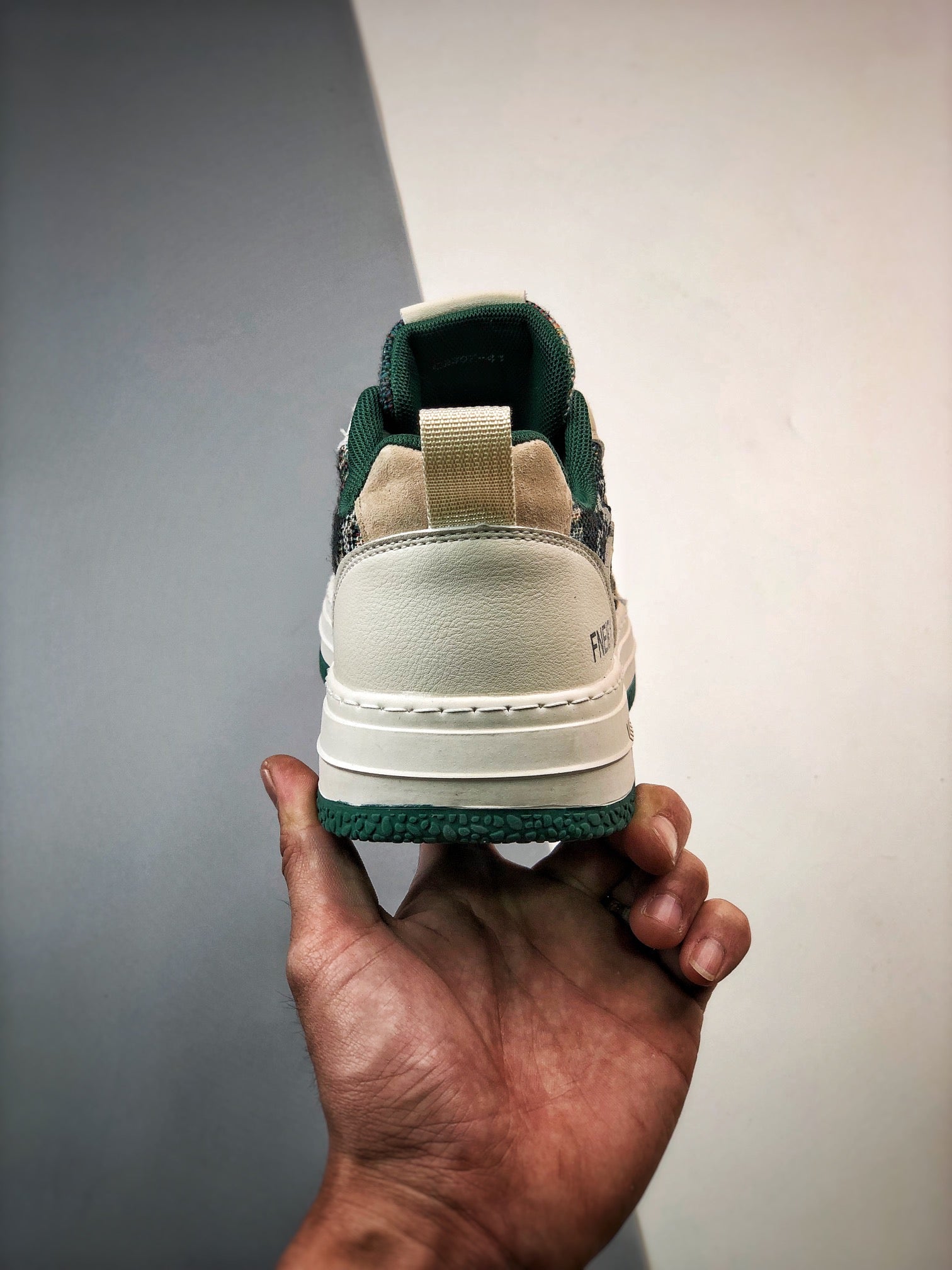 Fendi 芬迪潮流時尚低筒休閒板鞋系列23ss春季新款通路原廠訂單全新工藝升級#廣東品質原廠明星同款全套專櫃包裝物及配件釆用精選舒適面料鞋面走線工整清晰質感高端時尚簡約大氣防滑舒適鞋底採用固特異內外鎖死工藝原版大底輕盈耐磨！純手工製作，細節決定品質！ Size：39 40 41 42 43 44（運動碼）