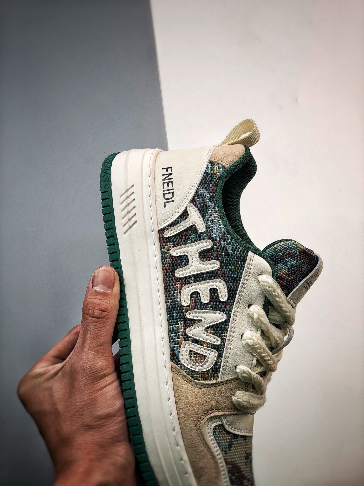 Fendi 芬迪潮流時尚低筒休閒板鞋系列23ss春季新款通路原廠訂單全新工藝升級#廣東品質原廠明星同款全套專櫃包裝物及配件釆用精選舒適面料鞋面走線工整清晰質感高端時尚簡約大氣防滑舒適鞋底採用固特異內外鎖死工藝原版大底輕盈耐磨！純手工製作，細節決定品質！ Size：39 40 41 42 43 44（運動碼）