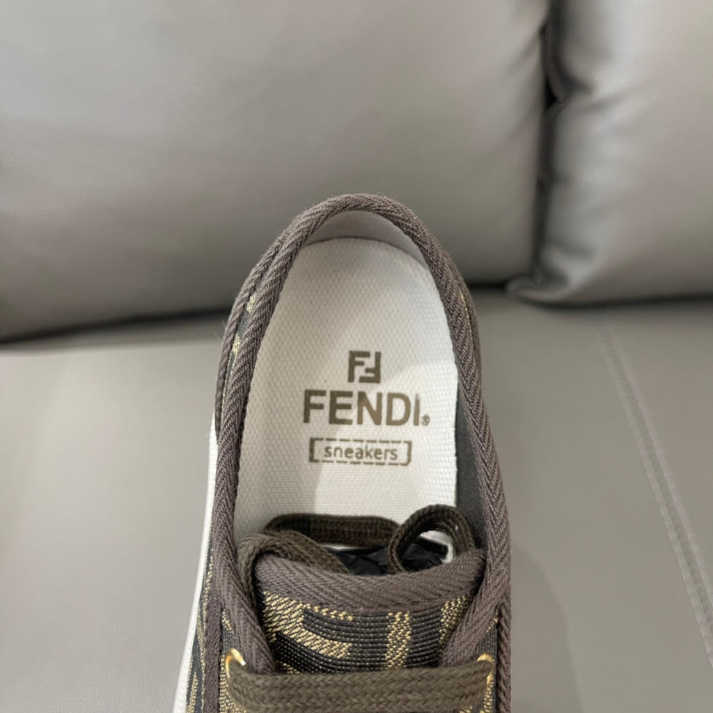 小巧輕便的Fendi Domino運動鞋。布料材質，帶有棕色和菸葉黃提花FF圖案。橡膠鞋底，鞋頭飾有凸紋壓花FF圖案。 材質：65%錦綸，35%棉，內裡：100%棉情侶款35-45