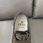 小巧輕便的Fendi Domino運動鞋。布料材質，帶有棕色和菸葉黃提花FF圖案。橡膠鞋底，鞋頭飾有凸紋壓花FF圖案。 材質：65%錦綸，35%棉，內裡：100%棉情侶款35-45