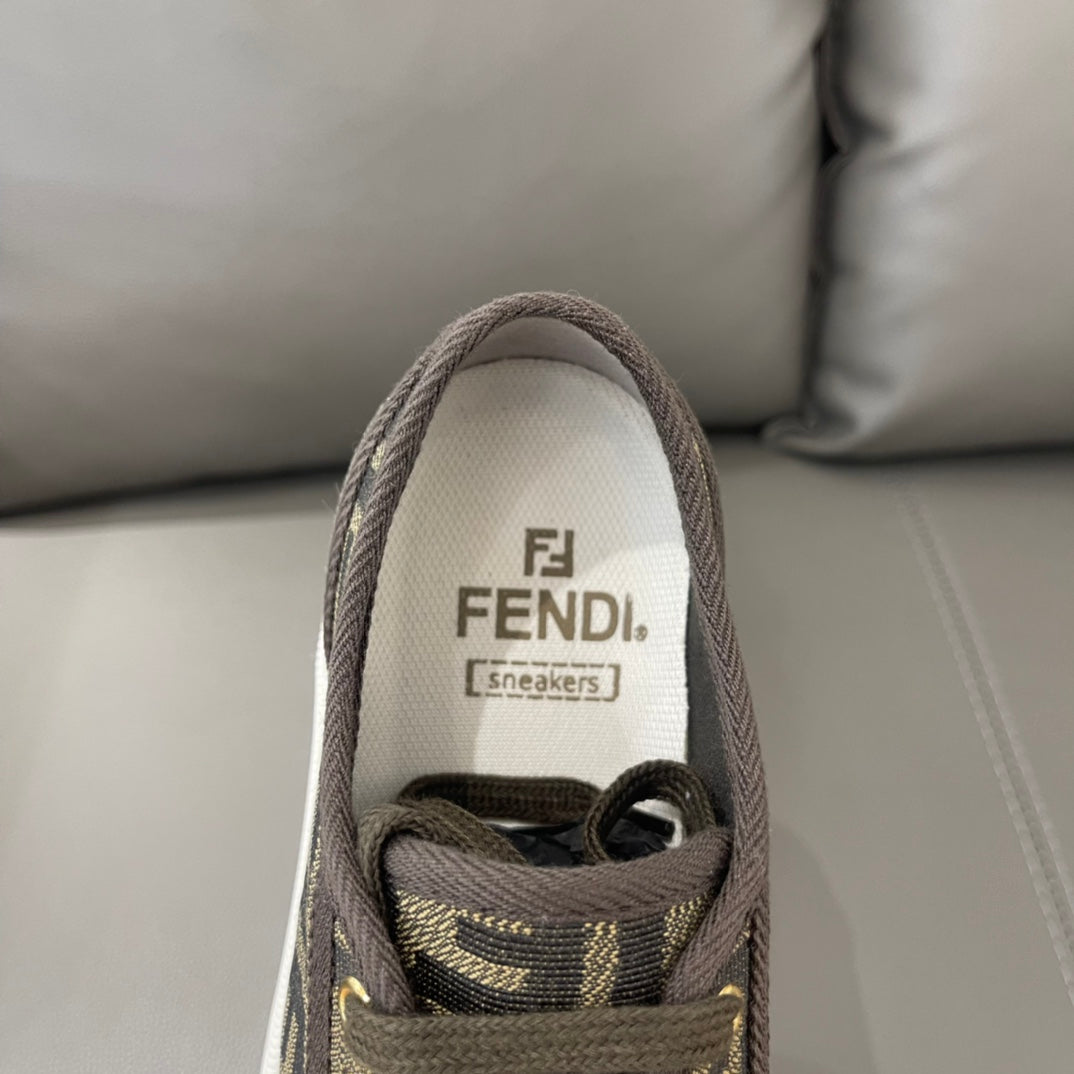 小巧輕便的Fendi Domino運動鞋。布料材質，帶有棕色和菸葉黃提花FF圖案。橡膠鞋底，鞋頭飾有凸紋壓花FF圖案。 材質：65%錦綸，35%棉，內裡：100%棉情侶款35-45