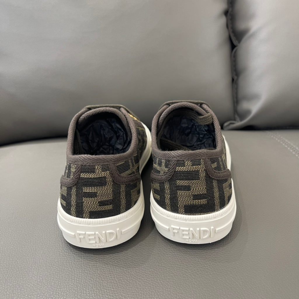 小巧輕便的Fendi Domino運動鞋。布料材質，帶有棕色和菸葉黃提花FF圖案。橡膠鞋底，鞋頭飾有凸紋壓花FF圖案。 材質：65%錦綸，35%棉，內裡：100%棉情侶款35-45