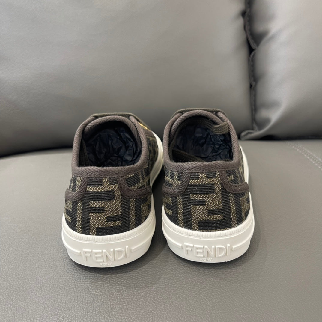 小巧輕便的Fendi Domino運動鞋。布料材質，帶有棕色和菸葉黃提花FF圖案。橡膠鞋底，鞋頭飾有凸紋壓花FF圖案。 材質：65%錦綸，35%棉，內裡：100%棉情侶款35-45