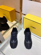 頂級版本Fendi2022秋冬新款情侶鞋Match休閒運動鞋，鞋舌帶復古標籤。側邊飾有FF圖案縫線，鞋底Fend*字樣壓紋。小牛皮搭配麂皮材質，搭配白皮革細節。帶有減震材質的橡膠包覆鞋底。復古時髦單品！ 碼數35-45 預售三天）