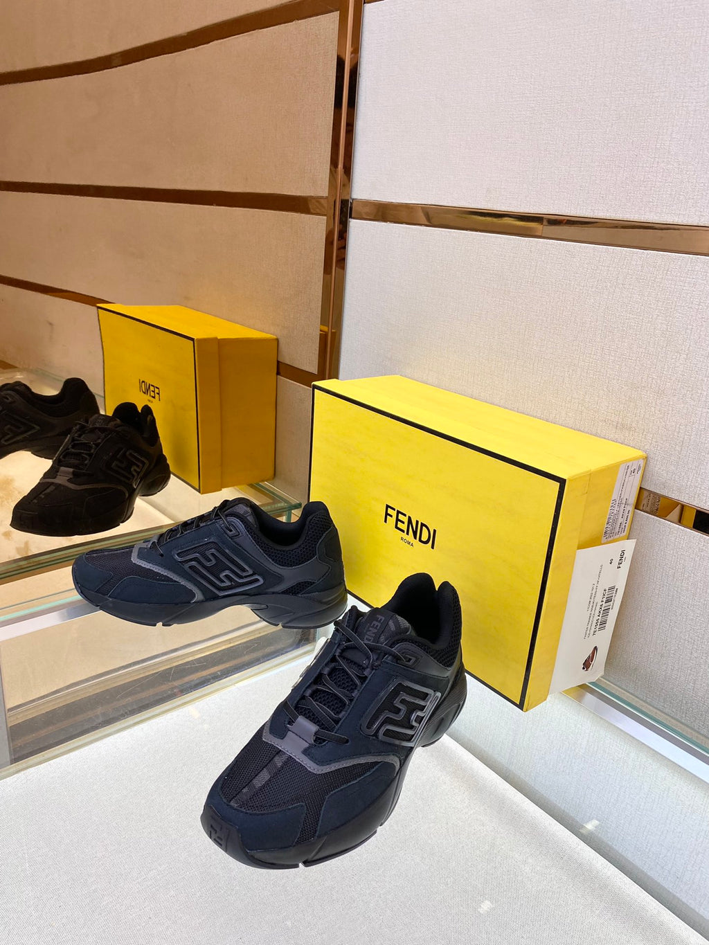 頂級版本Fendi2022秋冬新款情侶鞋Match休閒運動鞋，鞋舌帶復古標籤。側邊飾有FF圖案縫線，鞋底Fend*字樣壓紋。小牛皮搭配麂皮材質，搭配白皮革細節。帶有減震材質的橡膠包覆鞋底。復古時髦單品！ 碼數35-45 預售三天）