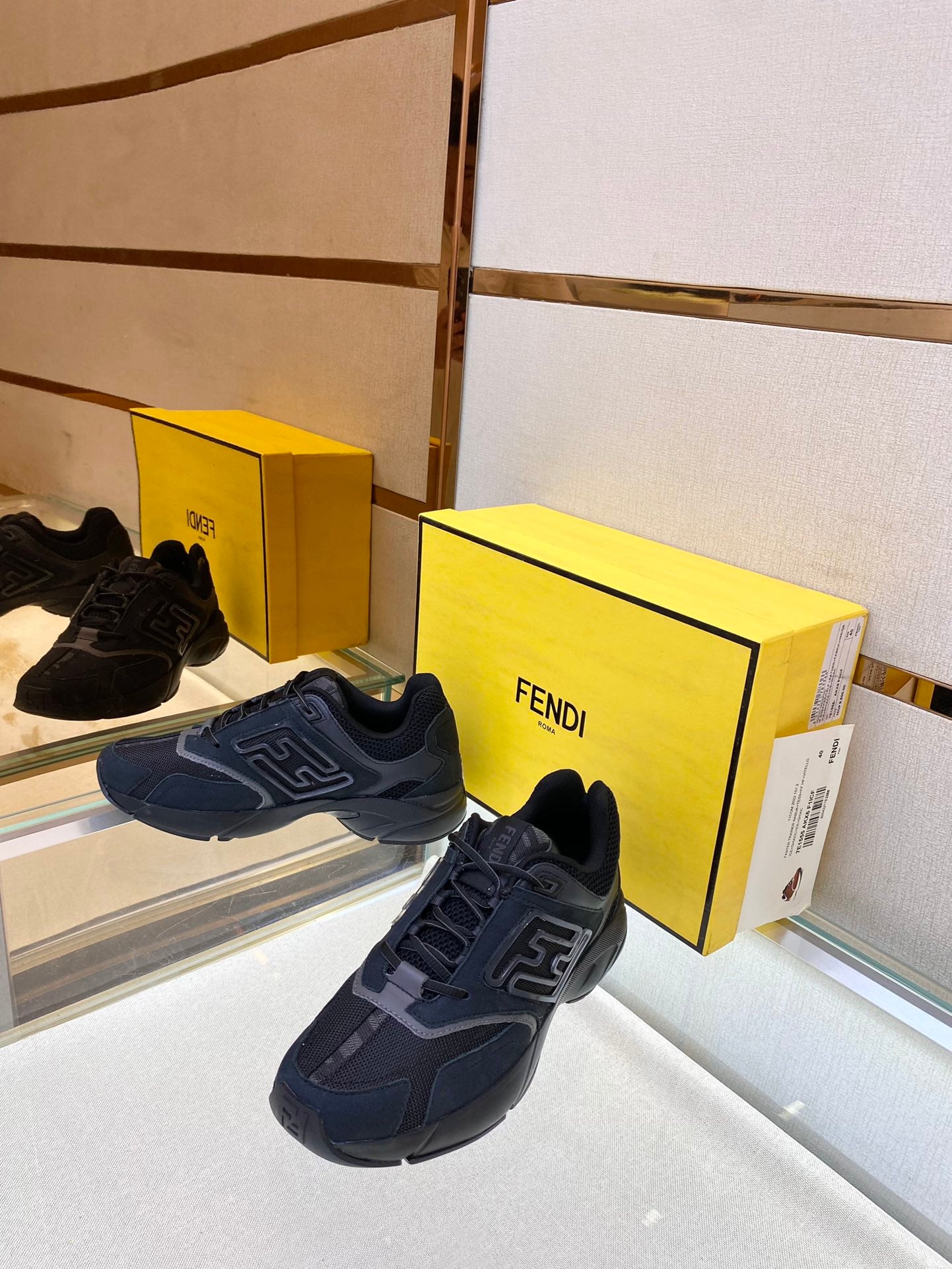 頂級版本Fendi2022秋冬新款情侶鞋Match休閒運動鞋，鞋舌帶復古標籤。側邊飾有FF圖案縫線，鞋底Fend*字樣壓紋。小牛皮搭配麂皮材質，搭配白皮革細節。帶有減震材質的橡膠包覆鞋底。復古時髦單品！ 碼數35-45 預售三天）