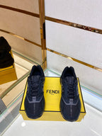 頂級版本Fendi2022秋冬新款情侶鞋Match休閒運動鞋，鞋舌帶復古標籤。側邊飾有FF圖案縫線，鞋底Fend*字樣壓紋。小牛皮搭配麂皮材質，搭配白皮革細節。帶有減震材質的橡膠包覆鞋底。復古時髦單品！ 碼數35-45 預售三天）