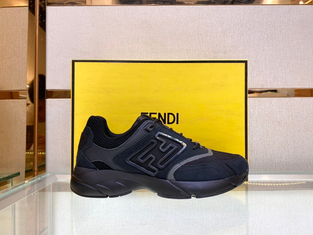 頂級版本Fendi2022秋冬新款情侶鞋Match休閒運動鞋，鞋舌帶復古標籤。側邊飾有FF圖案縫線，鞋底Fend*字樣壓紋。小牛皮搭配麂皮材質，搭配白皮革細節。帶有減震材質的橡膠包覆鞋底。復古時髦單品！ 碼數35-45 預售三天）