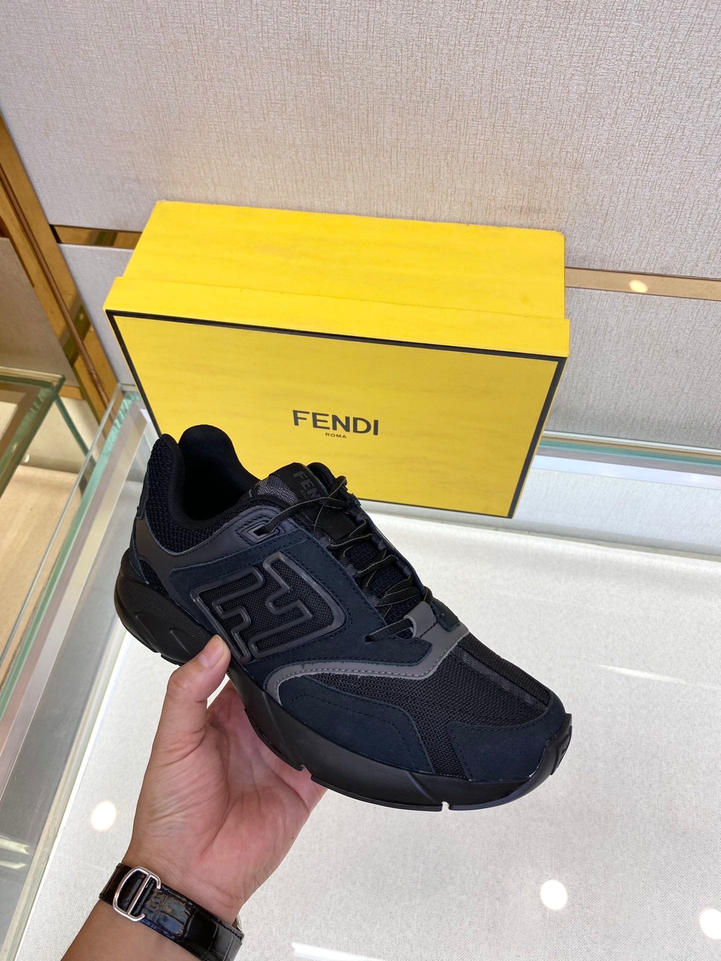 頂級版本Fendi2022秋冬新款情侶鞋Match休閒運動鞋，鞋舌帶復古標籤。側邊飾有FF圖案縫線，鞋底Fend*字樣壓紋。小牛皮搭配麂皮材質，搭配白皮革細節。帶有減震材質的橡膠包覆鞋底。復古時髦單品！ 碼數35-45 預售三天）