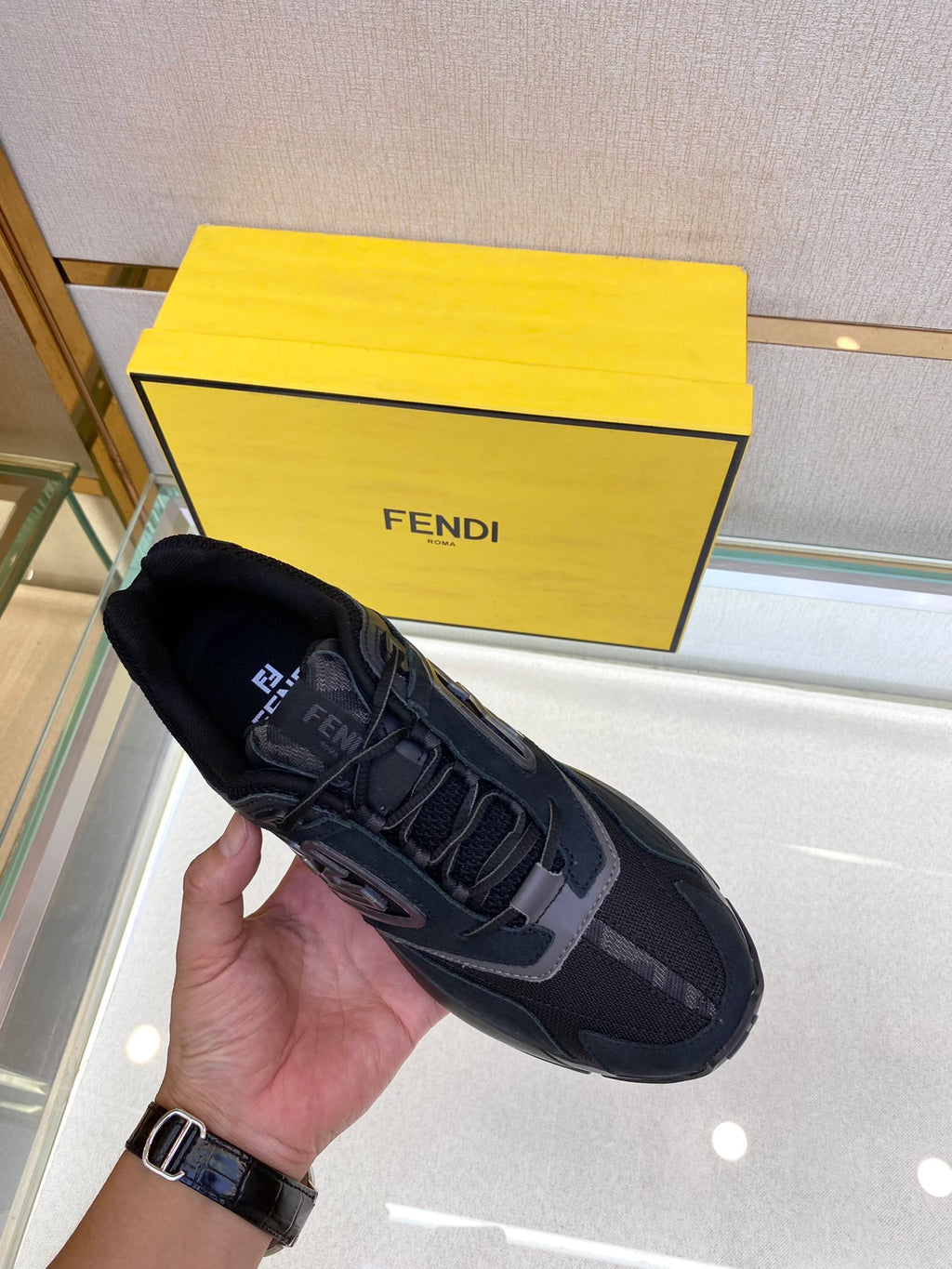 頂級版本Fendi2022秋冬新款情侶鞋Match休閒運動鞋，鞋舌帶復古標籤。側邊飾有FF圖案縫線，鞋底Fend*字樣壓紋。小牛皮搭配麂皮材質，搭配白皮革細節。帶有減震材質的橡膠包覆鞋底。復古時髦單品！ 碼數35-45 預售三天）