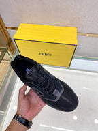頂級版本Fendi2022秋冬新款情侶鞋Match休閒運動鞋，鞋舌帶復古標籤。側邊飾有FF圖案縫線，鞋底Fend*字樣壓紋。小牛皮搭配麂皮材質，搭配白皮革細節。帶有減震材質的橡膠包覆鞋底。復古時髦單品！ 碼數35-45 預售三天）