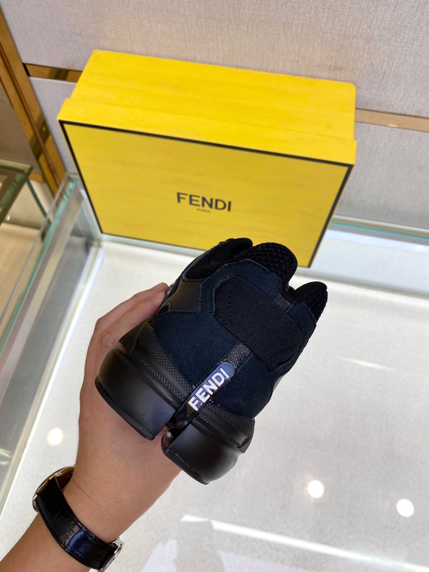 頂級版本Fendi2022秋冬新款情侶鞋Match休閒運動鞋，鞋舌帶復古標籤。側邊飾有FF圖案縫線，鞋底Fend*字樣壓紋。小牛皮搭配麂皮材質，搭配白皮革細節。帶有減震材質的橡膠包覆鞋底。復古時髦單品！ 碼數35-45 預售三天）