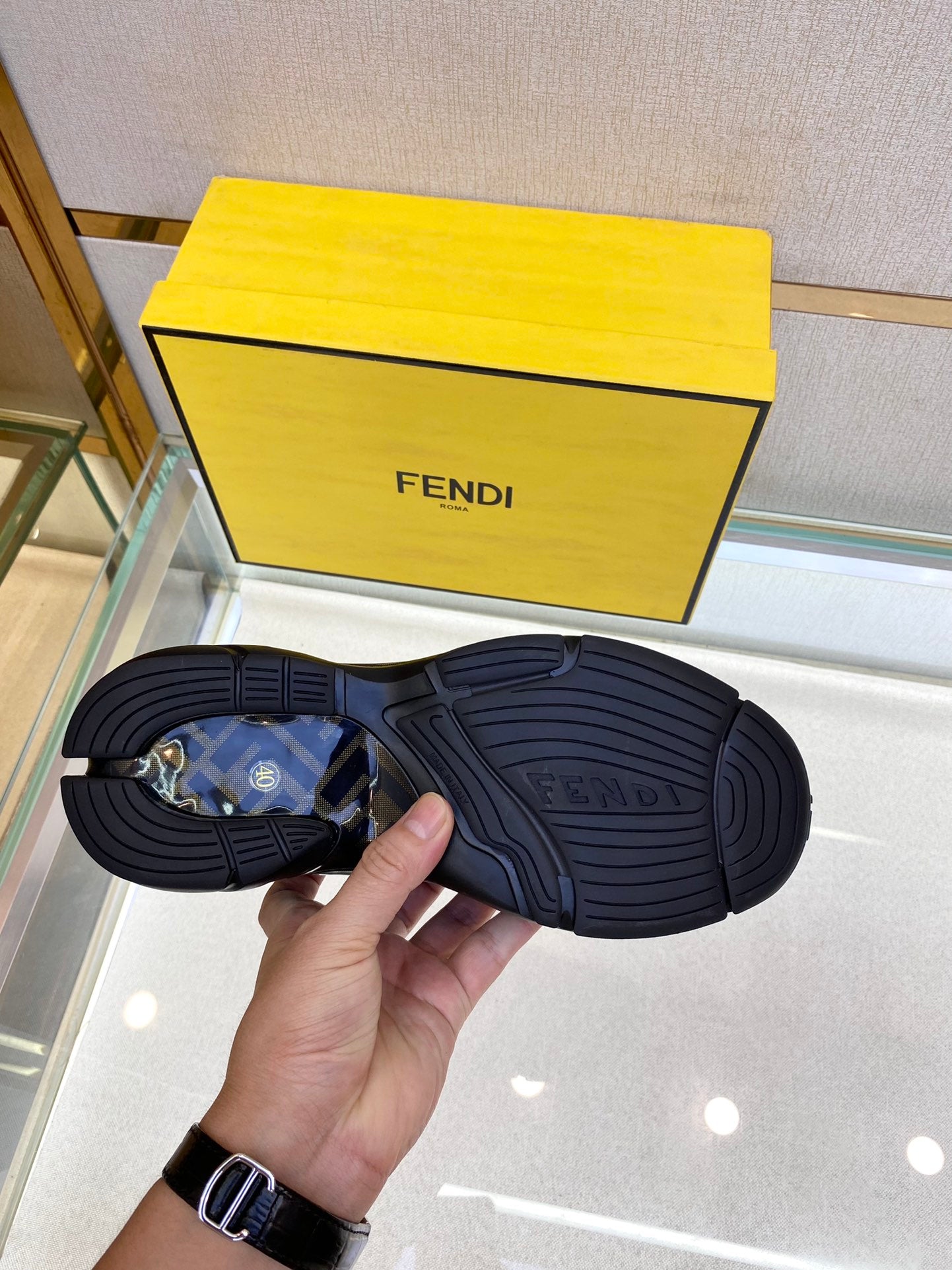 頂級版本Fendi2022秋冬新款情侶鞋Match休閒運動鞋，鞋舌帶復古標籤。側邊飾有FF圖案縫線，鞋底Fend*字樣壓紋。小牛皮搭配麂皮材質，搭配白皮革細節。帶有減震材質的橡膠包覆鞋底。復古時髦單品！ 碼數35-45 預售三天）