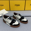 新款芬迪FENDI MATCH 男士白黑麂皮低筒鞋Fendi Match緊湊設計運動鞋，鞋舌帶復古標籤。側邊飾有FF圖案縫線，鞋底Fendi字樣壓紋。白色搭配黑色麂皮材質，搭配米色皮革細節。飾有淺灰咖毛圈鞋口和鞋帶。帶有米灰減震材質的橡膠包覆鞋底。配備用白色毛圈鞋帶碼數：39-40-41-42-43-44# 正常碼數原盒包裝