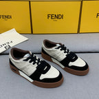 新款芬迪FENDI MATCH 男士白黑麂皮低筒鞋Fendi Match緊湊設計運動鞋，鞋舌帶復古標籤。側邊飾有FF圖案縫線，鞋底Fendi字樣壓紋。白色搭配黑色麂皮材質，搭配米色皮革細節。飾有淺灰咖毛圈鞋口和鞋帶。帶有米灰減震材質的橡膠包覆鞋底。配備用白色毛圈鞋帶碼數：39-40-41-42-43-44# 正常碼數原盒包裝