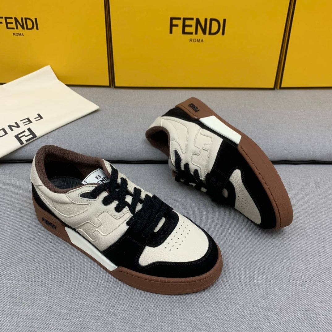 新款芬迪FENDI MATCH 男士白黑麂皮低筒鞋Fendi Match緊湊設計運動鞋，鞋舌帶復古標籤。側邊飾有FF圖案縫線，鞋底Fendi字樣壓紋。白色搭配黑色麂皮材質，搭配米色皮革細節。飾有淺灰咖毛圈鞋口和鞋帶。帶有米灰減震材質的橡膠包覆鞋底。配備用白色毛圈鞋帶碼數：39-40-41-42-43-44# 正常碼數原盒包裝