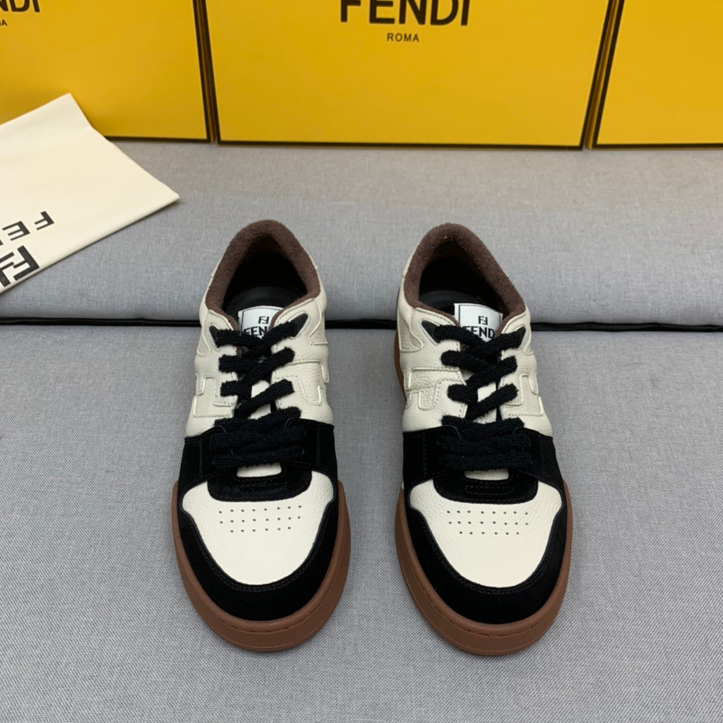 新款芬迪FENDI MATCH 男士白黑麂皮低筒鞋Fendi Match緊湊設計運動鞋，鞋舌帶復古標籤。側邊飾有FF圖案縫線，鞋底Fendi字樣壓紋。白色搭配黑色麂皮材質，搭配米色皮革細節。飾有淺灰咖毛圈鞋口和鞋帶。帶有米灰減震材質的橡膠包覆鞋底。配備用白色毛圈鞋帶碼數：39-40-41-42-43-44# 正常碼數原盒包裝