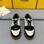 新款芬迪FENDI MATCH 男士白黑麂皮低筒鞋Fendi Match緊湊設計運動鞋，鞋舌帶復古標籤。側邊飾有FF圖案縫線，鞋底Fendi字樣壓紋。白色搭配黑色麂皮材質，搭配米色皮革細節。飾有淺灰咖毛圈鞋口和鞋帶。帶有米灰減震材質的橡膠包覆鞋底。配備用白色毛圈鞋帶碼數：39-40-41-42-43-44# 正常碼數原盒包裝