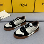 新款芬迪FENDI MATCH 男士白黑麂皮低筒鞋Fendi Match緊湊設計運動鞋，鞋舌帶復古標籤。側邊飾有FF圖案縫線，鞋底Fendi字樣壓紋。白色搭配黑色麂皮材質，搭配米色皮革細節。飾有淺灰咖毛圈鞋口和鞋帶。帶有米灰減震材質的橡膠包覆鞋底。配備用白色毛圈鞋帶碼數：39-40-41-42-43-44# 正常碼數原盒包裝