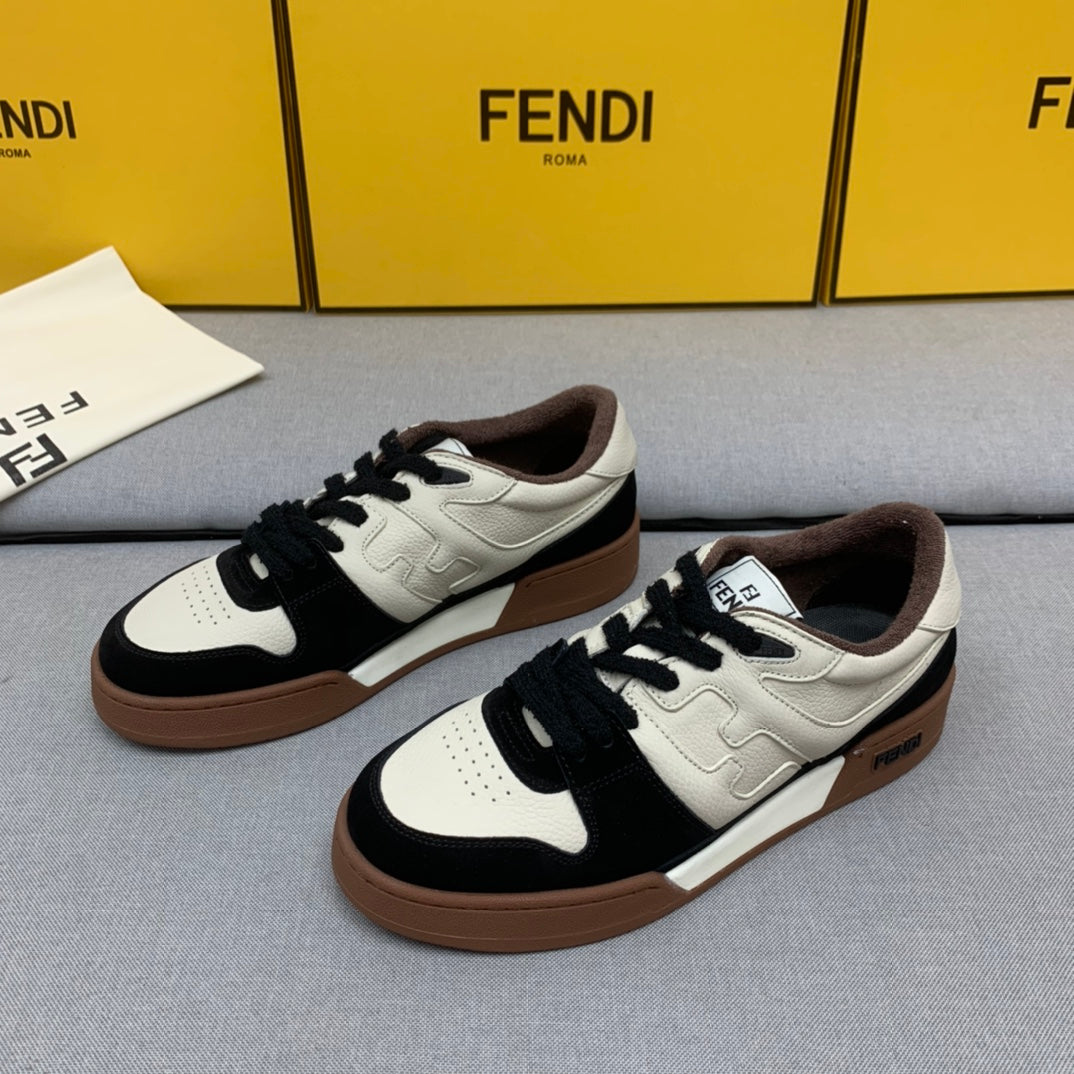 新款芬迪FENDI MATCH 男士白黑麂皮低筒鞋Fendi Match緊湊設計運動鞋，鞋舌帶復古標籤。側邊飾有FF圖案縫線，鞋底Fendi字樣壓紋。白色搭配黑色麂皮材質，搭配米色皮革細節。飾有淺灰咖毛圈鞋口和鞋帶。帶有米灰減震材質的橡膠包覆鞋底。配備用白色毛圈鞋帶碼數：39-40-41-42-43-44# 正常碼數原盒包裝