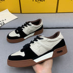 新款芬迪FENDI MATCH 男士白黑麂皮低筒鞋Fendi Match緊湊設計運動鞋，鞋舌帶復古標籤。側邊飾有FF圖案縫線，鞋底Fendi字樣壓紋。白色搭配黑色麂皮材質，搭配米色皮革細節。飾有淺灰咖毛圈鞋口和鞋帶。帶有米灰減震材質的橡膠包覆鞋底。配備用白色毛圈鞋帶碼數：39-40-41-42-43-44# 正常碼數原盒包裝